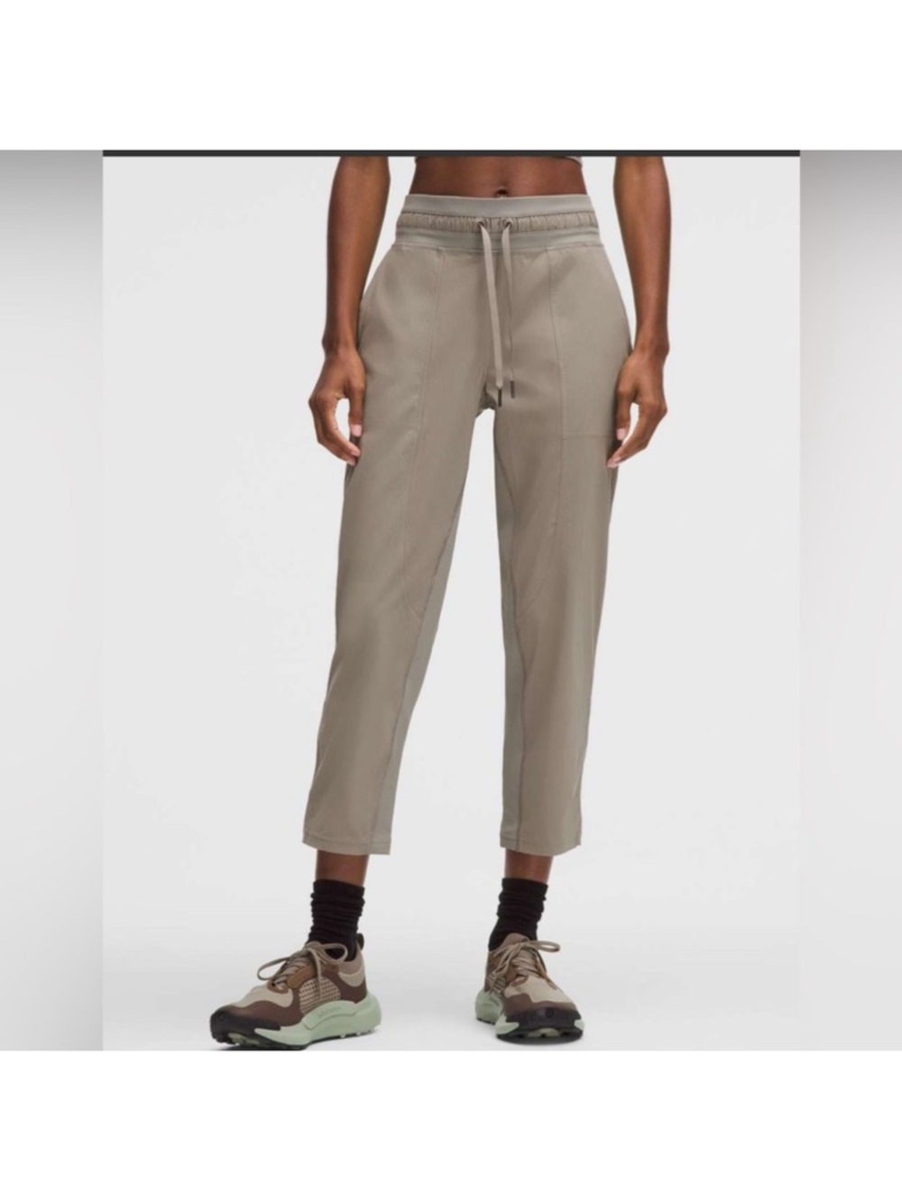 Lululemon Dance Studio Mid-Rise Cropped
Pant Lines in Ash Grey,size 2
